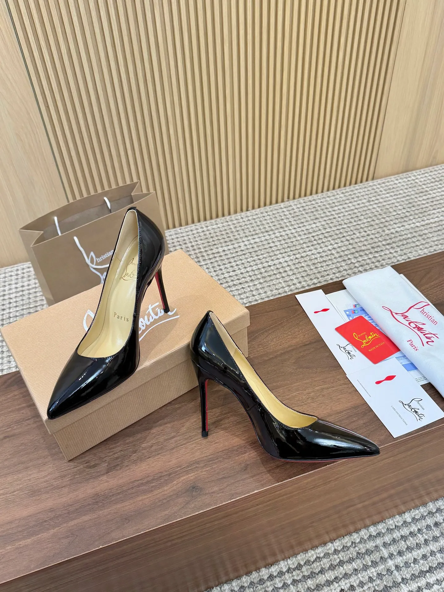 👟👟Ex-factory price 440👟👟 Genuine leather sole +40 Year-round shipment💝Christian Louboutin CL👠 Classic "💎Cow Patent Leather💎 Series" noble and luxurious, real blingbling👟👟 Real materials, all customized by the pattern maker, and the materials are made of original customized materials to achieve the taste of the original 6 color options💍 Upper: Imported 👉cow patent leather💪 Lining: Sheepskin foot pad/lining Size: 34-40.41.42 Heel height: 10.5cm and 8.5cm two options Leather sole Rubber sole